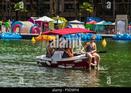 Eine Gruppe junger Leute haben Spaß in einem gemieteten Boot am Bassin de la Villette Stockfoto