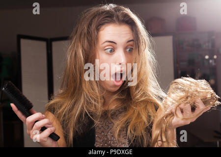 Hübsches Mädchen entdecken Haarausfall auf eine Haarbürste Angst Stockfoto