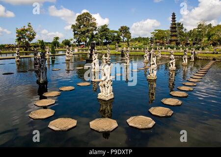 Tirta Gangga ist ein ehemaliger königlicher Palast im Osten der Insel Bali, Indonesien. Es ist für seine Wasser Palast, von Karangasem königlichen Besitz. Stockfoto