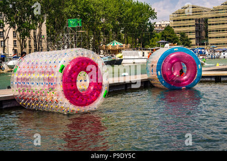 Paris Plages an einem heißen Sommertag am Bassin de la Villette in Paris, Frankreich Stockfoto