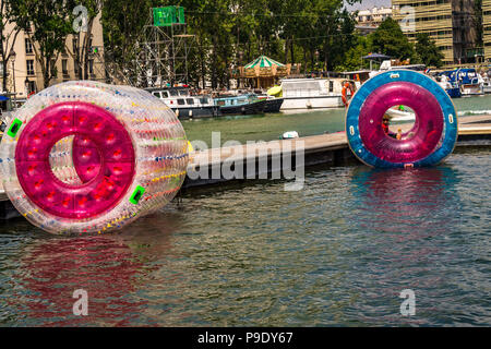 Paris Plages an einem heißen Sommertag am Bassin de la Villette in Paris, Frankreich Stockfoto