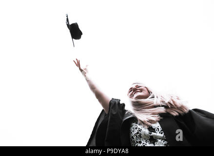 Ein Mädchen werfen ihre Kappe in der Luft nach dem Studium Universität. Stockfoto