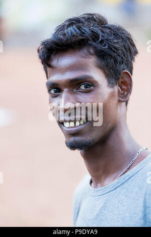 PONDICHERY, PUDUCHERRY, Tamil Nadu, Indien - SEPTEMBER CIRCA, 2017. Ein nicht identifiziertes Porträt einer jungen armen Inder Mann vor der Kamera lächeln Stockfoto