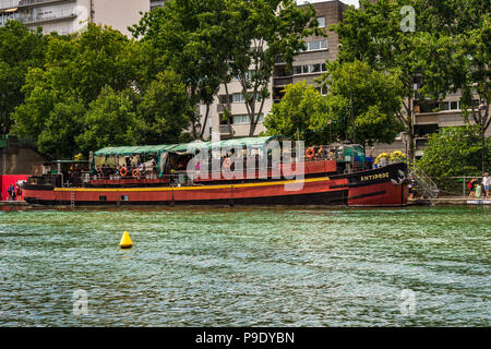 Ein Restaurant Boot ist in Bassin de la Villette günstig Stockfoto