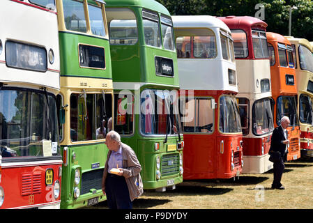 Besucher die Teilnahme an einem Bus Rally, Alton, Hampshire, UK. Sonntag, 15. Juli 2018. Stockfoto