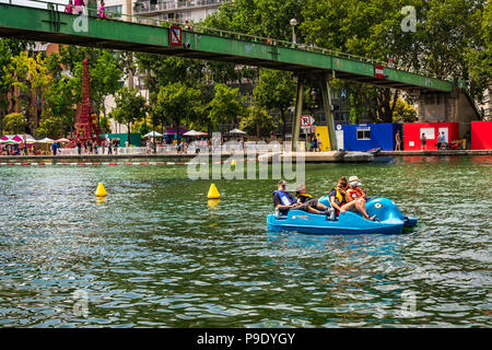 Paris Plages an einem heißen Sommertag am Bassin de la Villette in Paris, Frankreich Stockfoto