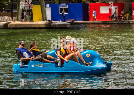 Ein Tretboot auf dem Bassin de la Villette in Paris, Frankreich Stockfoto