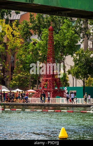 Mini Eiffelturm in Paris Plages an einem heißen Sommertag am Bassin de la Villette in Paris, Frankreich Stockfoto