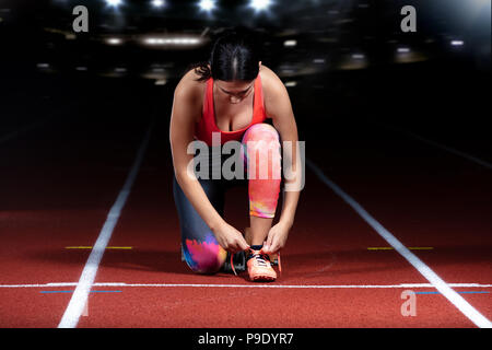 Athlet Mädchen, das versuchte Laufschuhe für das Rennen am Anschluss bereit Stockfoto