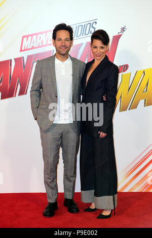 Paul Rudd (links) und Evangeline Lilly an einem Fotoshooting für Ant-Man und die Wespen, Corinthia Hotel, London statt. Stockfoto