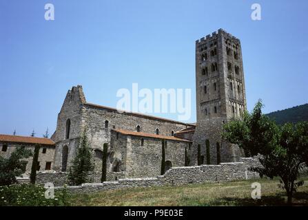 Sant Miquel de Cuixà. Abadía benedictina fundada en el siglo IX por los Condes de Cerdeña. Vista de la Iglesia prerrománica Del Siglo x y El Campanario románico de estilo Lombardo que Daten Del Siglo XI. 5 Personen, 60. Francia. Stockfoto