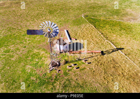 Windmühle in Australien auf entfernten Rinderfarm. Stockfoto