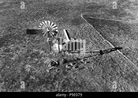 Einer Fernbedienung mit Automatikaufzug Mühle auf einer Rinderfarm in der Mitte von Nirgendwo - australische Outback mit Dürren trockenes Klima und knappe Gras. Stockfoto