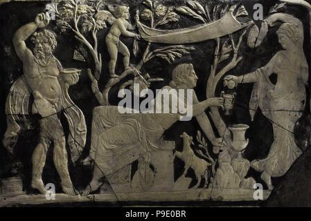 Panel mit Mänade Gießen Wein für Ariadne. Als nächstes Bäume ein Satyr tanzen zwischen mit Objekten der Kult des Dionysos. Glas. Cameo-Auftritt. 1. Jahrhundert n. Chr. Nationales Archäologisches Museum. Neapel. Italien. Stockfoto