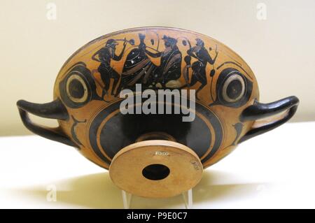 Kylix dekoriert mit einem Symposium-Szene, die eine zurückgelehnte Dionysos mit Trinkhorn und tanzende Satyrn. In Athen gemacht. Aus Etrurien. Blattlosen Gruppe. 540 – 520 V. CHR.. Nationales Archäologisches Museum. Neapel. Italien. Stockfoto