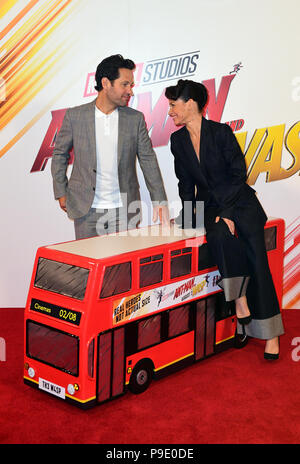 Evangeline Lilly (rechts) und Paul Rudd an einem Fotoshooting für Ant-Man und die Wespen, Corinthia Hotel, London statt. Stockfoto