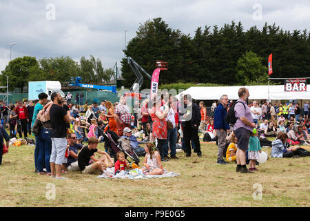 Eine niedrige Wahlbeteiligung bei Arbeit Leben eine politische Musik Festival an der White Hart Lane Recreation Ground im Norden Londons, wegen des Mangels an Verkauf von Tickets. Mit: Atmosphäre, Wo: London, Großbritannien Wann: 16 Jun 2018 Credit: Dinendra Haria/WANN Stockfoto