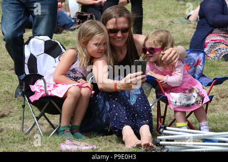 Eine niedrige Wahlbeteiligung bei Arbeit Leben eine politische Musik Festival an der White Hart Lane Recreation Ground im Norden Londons, wegen des Mangels an Verkauf von Tickets. Mit: Atmosphäre, Wo: London, Großbritannien Wann: 16 Jun 2018 Credit: Dinendra Haria/WANN Stockfoto