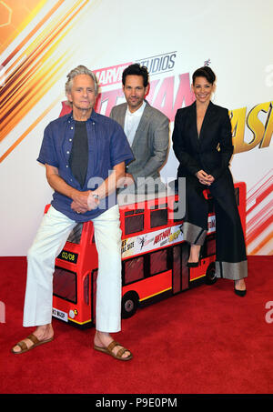 Michael Douglas (links), Paul Rudd und Evangeline Lilly (rechts) Teilnahme an einem Fotoshooting für Ant-Man und die Wespen, Corinthia Hotel, London statt. Stockfoto