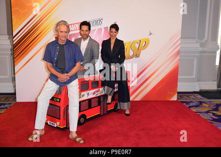 Michael Douglas (links), Paul Rudd und Evangeline Lilly (rechts) Teilnahme an einem Fotoshooting für Ant-Man und die Wespen, Corinthia Hotel, London statt. Stockfoto