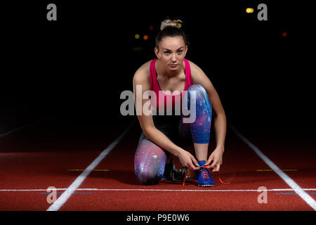 Athlet Mädchen, das versuchte Laufschuhe für das Rennen am Anschluss bereit Stockfoto