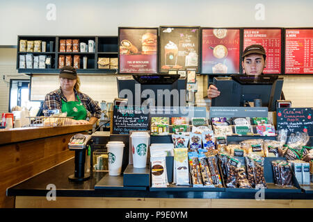 Florida, Ocala, Starbucks Coffee, innen, Cafe, Kaffeehaus, Theke, Kassierer, Bestellung, Imbissvorstellung, Erwachsene Erwachsene Erwachsene Männer Männer, Frauen fema Stockfoto