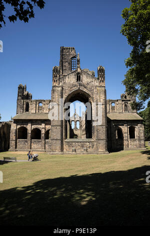 Die Überreste von Kirkstall Abbey in Leeds, einem aus dem 13. Jahrhundert stammenden Zisterzienserabtei Stockfoto