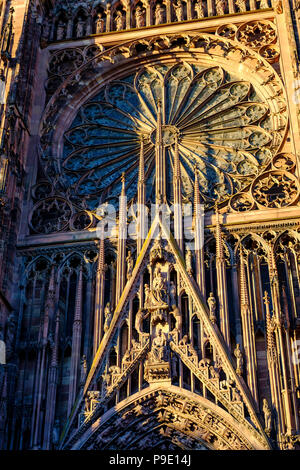 Straßburg, gotische Kathedrale Notre-Dame aus dem 14. Jahrhundert, große Rosette über dem Hauptportal, Elsass, Frankreich, Europa, Stockfoto