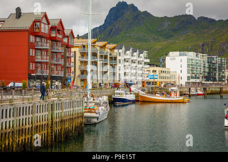 Svolvaer, Norwegen - 21.06.2018: Malerische Aussicht auf Svolvaer ist ein Fischerdorf und touristische Stadt auf Austvagoya in der Lofoten Inseln, Norwegen Stockfoto