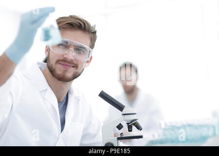 Closeup. Ein Wissenschaftler Experimente im Labor Stockfoto