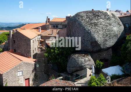 13.06.2018, Monsanto, Portugal, Europa - Eine erhöhte Ansicht der portugiesischen Dorf von Monsanto. Stockfoto