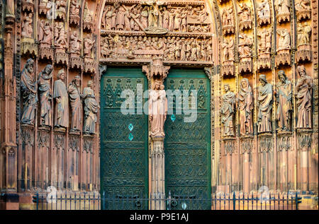 Straßburg, gotische Kathedrale Notre-Dame aus dem 14. Jahrhundert, Pfosten, Statuen der Propheten des Alten Testaments am Hauptportal, Elsass, Frankreich, Europa, Stockfoto