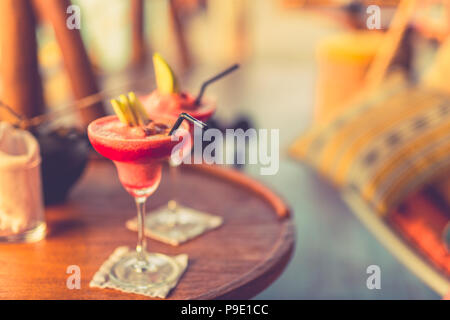 Schöne Erdbeere cosmopolitan Cocktail in Strand Holztisch - top Stockfoto