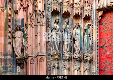 Straßburg, gotische Kathedrale Notre-Dame aus dem 14. Jahrhundert, Pfosten, Statuen der Tugenden vanquishing die Laster auf der linken Portal, Elsass, Frankreich, Europa, Stockfoto