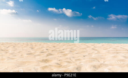 Leere tropischen Strand Hintergrund. Horizont mit Himmel und weißen Sand Stockfoto