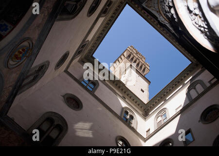 Der Turm (Torre d'Arnolfo) von den ersten Innenhof, der Palazzo Vecchio, Florenz, Toskana, Italien Stockfoto