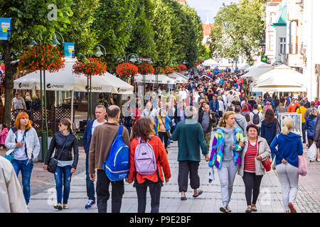 SOPOT, Polen - 31. JULI 2015: Menschen zu Fuß auf Helden von Monte Cassino Straße (polnisch: Ulica Bohaterow Monte Cassino) im Zentrum von Sopot. Die meisten p Stockfoto