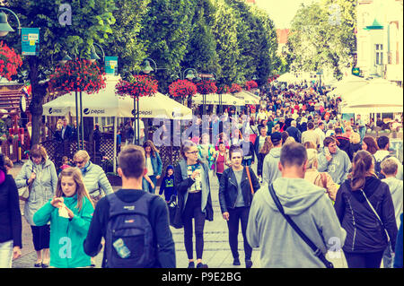 SOPOT, Polen - 31. JULI 2015: Menschen zu Fuß auf Helden von Monte Cassino Straße (polnisch: Ulica Bohaterow Monte Cassino) im Zentrum von Sopot. Die meisten p Stockfoto