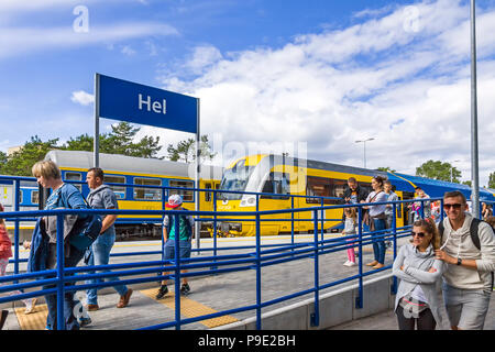 JASTARNIA, Polen - 1. AUGUST 2015: Menschen und Züge auf Hel Bahnhof. Station im Dienste der Stadt Hel in Westpommern, Polen. Offene Stockfoto