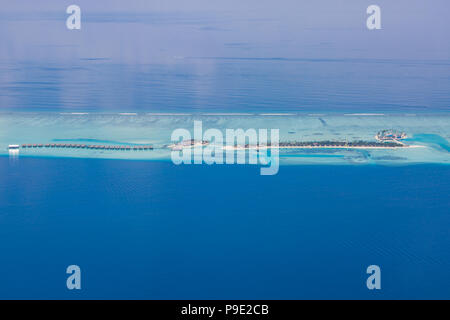 Aerial drone Vogelperspektive Foto von Malediven Insel und das Meer. Schöne türkisblaue und Saphir klares Wasser Strand. Exotischen Urlaub aus dem Wasserflugzeug anzeigen Stockfoto