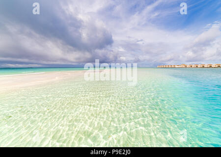 Malediven Paradise Beach. Schöne Palmen und tropischen Strand. Moody blue sky und die blaue Lagune. Luxus reisen Sommerurlaub, exotische Reisen Stockfoto