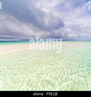 Malediven Paradise Beach. Schöne Palmen und tropischen Strand. Moody blue sky und die blaue Lagune. Luxus reisen Sommerurlaub, exotische Reisen Stockfoto