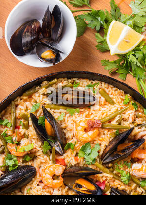 Spanische Küche, Paella mit Meeresfrüchten und Gemüse Stockfoto