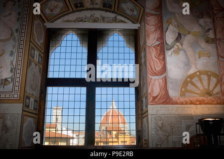 Die Kuppel des Doms durch die Fenster des Sala dell'Udienza, Palazzo Vecchio, Florenz, Toskana, Italien Stockfoto