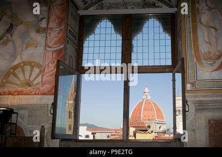 Die Kuppel des Doms durch die Fenster des Sala dell'Udienza, Palazzo Vecchio, Florenz, Toskana, Italien Stockfoto