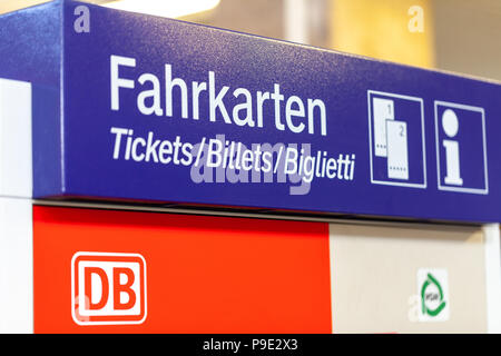 Fürth/Deutschland - MÄRZ 11, 2018: Die Deutsche Bahn ticket Maschine steht am Bahnhof in Fürth, in der Nähe von Nürnberg. Die Deutsche Bahn AG (abgekürzt als D Stockfoto