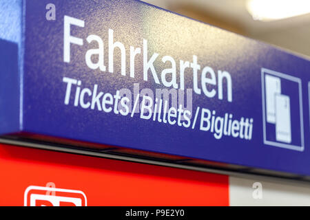 Fürth/Deutschland - MÄRZ 11, 2018: Die Deutsche Bahn ticket Maschine steht am Bahnhof in Fürth, in der Nähe von Nürnberg. Die Deutsche Bahn AG (abgekürzt als D Stockfoto