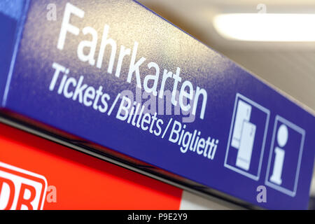 Fürth/Deutschland - MÄRZ 11, 2018: Die Deutsche Bahn ticket Maschine steht am Bahnhof in Fürth, in der Nähe von Nürnberg. Die Deutsche Bahn AG (abgekürzt als D Stockfoto
