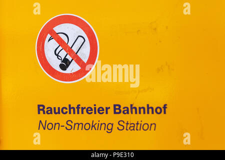 Fürth/Deutschland - MÄRZ 11, 2018: Nichtraucherzimmer Hinweisschild steht am Bahnhof in Fürth, in der Nähe von Nürnberg. Die Deutsche Bahn AG (abgekürzt als D Stockfoto