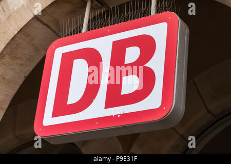 Fürth/Deutschland - MÄRZ 11, 2018: Die Deutsche Bahn Emblem hängt an den deutschen Bahnhof in Fürth, in der Nähe von Nürnberg. Die Deutsche Bahn AG (Abkürzung: DB, Stockfoto